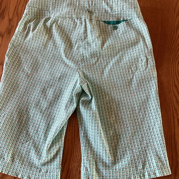 EP Pro Patterned Green Women's golf Shorts. Size Medium - Picture 4 of 4